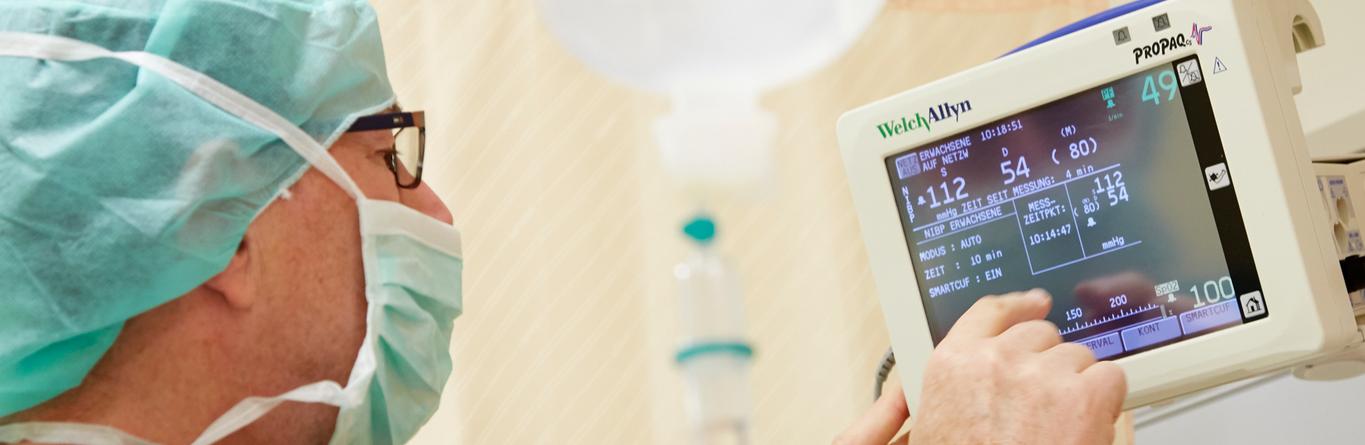 Mitarbeiter der Anästhesiologie erhalten durch Überwachungsmonitore Überblick über den Zustand des Patienten