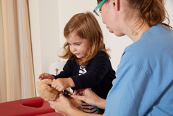 Ärztin spielt mit einem Mädchen Ärztin spielt mit einem Mädchen
