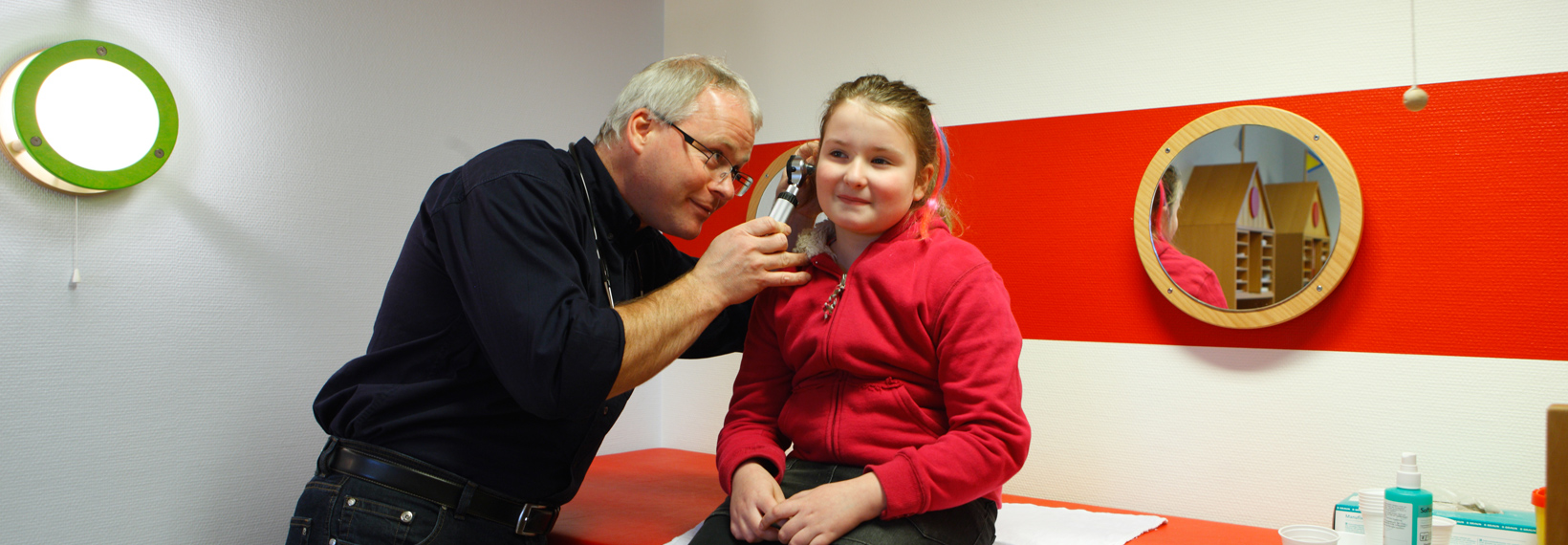 Kinderarzt untersucht das Mädchen in der Kinderklinik